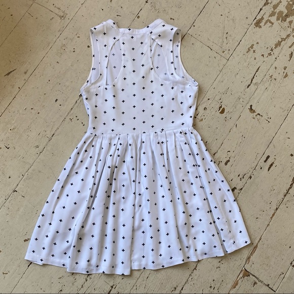 BB Dakota Crosses Print Fit & Flair Sleeveless Dress Openwork - Picture 5 of 15